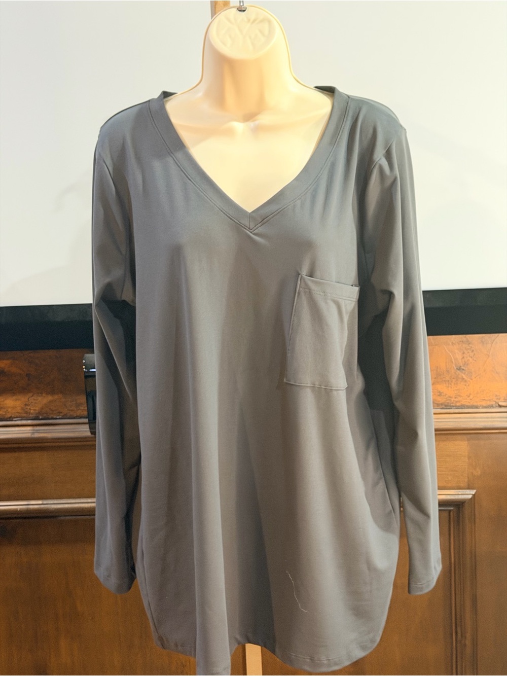 NWOT SIZE L OVERSIZED Zenana Outfitters V-Neck Long Sleeve Top in Charcoal Gray - Picture 2 of 7